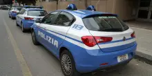 Donna uccisa a coltellate davanti a uno dei figli: fermato il marito