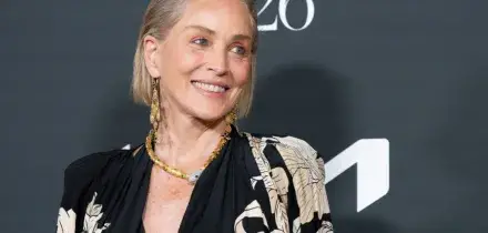Sharon Stone svela il motivo del divorzio da Phil Bronstein: &ldquo;Si arrabbi&ograve; perch&eacute; avevo due tumori e avrei asportato entrambi i seni&rdquo;