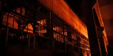 Pioggia di 620 droni contro Mosca: un edificio in fiamme