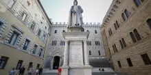 Mps: tutti i punti deboli del piano di Lovaglio contro Intesa
