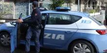 Gli rubano la collanina, li insegue, li investe col Suv e li pesta: arrestato