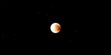 Nuovo spettacolo in arrivo nei cieli italiani: arriva l&rsquo;eclissi lunare