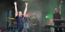 Malore per Gabbani durante un concerto, il cantante rassicura i fan: &ldquo;Sono vivo&rdquo;