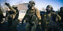 La nuova arma dell&rsquo;Ice: in arrivo guanti capaci di infliggere scariche elettriche