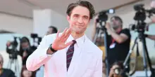 Robert Pattinson: &ldquo;A 40 anni esco meno e vado a letto presto. Mia figlia mi ha cambiato&rdquo;