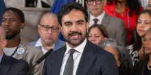 Mamdani ottiene 130 milioni di dollari di risarcimento per i rider sottopagati e aumenta del 57% la paga degli spazzaneve