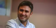 Migliorano le condizioni di Alessandro Di Battista: &ldquo;Dopo l&rsquo;operazione ha parlato, possibile rientro in Italia venerd&igrave; 11 settembre&rdquo;