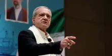 Il presidente iraniano Pezeshkian mostra all&rsquo;Onu le foto dei bambini uccisi dai raid di Usa e Israele. E la delegazione Usa abbandona l&rsquo;aula | VIDEO