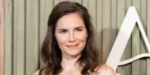 Amanda Knox torna in Italia: &ldquo;Giro a testa alta&rdquo;. E posta un selfie davanti al tribunale di Perugia