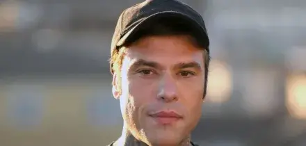 Fedez denunciato da quattro fan per un&rsquo;aggressione fuori dalla discoteca: &ldquo;Gli abbiamo chiesto un selfie, ci ha preso a botte con i suoi bodyguard&rdquo;