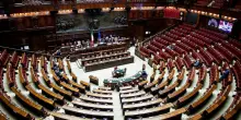 La Camera approva la nuova legge elettorale con 227 voti a favore, proteste delle opposizioni: &ldquo;Una truffa&rdquo;