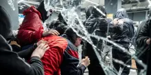 I genitori dei minorenni fermati per gli scontri a Milano: &ldquo;Mio figlio? Un pirla. Gli avrei spaccato la testa&rdquo;