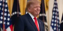 Trump ai suoi elettori: &ldquo;Potrei dirvi le cose pi&ugrave; stupide e voi applaudireste lo stesso&rdquo;. E scatta l&rsquo;applauso | VIDEO