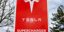 Tesla: calano i profitti mentre cresce la spesa per l&rsquo;intelligenza artificiale