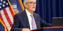 Fed mai cos&igrave; divisa dal 1992: tassi fermi, Powell saluta tra i dissensi
