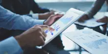 S&P: economia globale stretta tra shock di Hormuz e boom dell&rsquo;AI