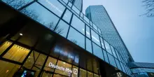 Deutsche Bank, maxi-ondata di pensionamenti: in Germania uscir&agrave; un dipendente su tre