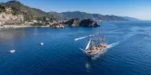 Nave Amerigo Vespucci incontra la costa orientale della Sicilia