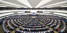 Auto, Strasburgo approva la modifica all’obiettivo 2025 sulle emissioni di CO2