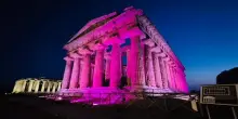 ESEO Italia: al Parco di Paestum illuminato di magenta il Tempio di Nettuno