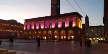 ESEO Italia: a Bologna illuminato di magenta il Palazzo del Podestà