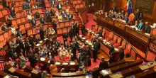 Dl sicurezza, opposizioni seduti a terra in aula. Seduta sospesa