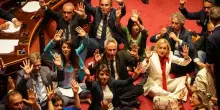 Le opposizioni si siedono a terra nell’aula del Senato per protesta contro il decreto sicurezza