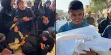 I raid israeliani a Gaza colpiscono ancora le tende degli sfollati, morti e feriti tra le famiglie rifugiate