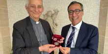 Monnanni (Asilo Savoia) consegna a cardinale Zuppi il Premio Nathan