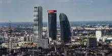 Crolla insegna del grattacielo Generali a Milano, area transennata