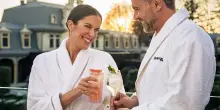 Nuovo trend: aperitivo in accappatoio e bagno notturno a Milano