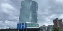 Bce, lieve stretta banche su prestiti a imprese, domanda debole