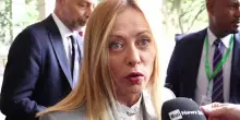 Meeting Rimini, Meloni sale sul palco, lunghi applausi in platea