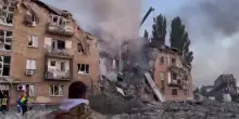 Attacco russo a Kiev: morti e feriti, tra cui bambini. Zelensky: così Mosca risponde a richieste di tregua