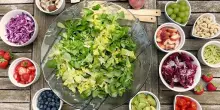 Meno cibo processato e più frutta: è l’ora della spesa salutista