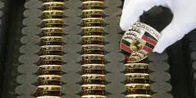 Porsche lancia profit warning e rivede strategia su elettrico