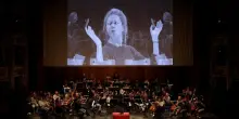 Barbara Hannigan debutta alla Scala dirigendo e cantando