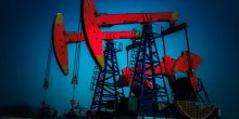 Calano i prezzi di petrolio e benzina. La scommessa di Washington e Riad