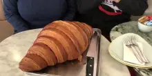 Le pillole di galateo di Petra e Carlo: croissant a colazione