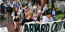 Via gli stranieri da Harvard. Il santuario woke ripagato con la sua moneta