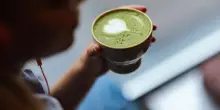 Caldo, freddo o nel latte. Tutti pazzi per il matcha, il tè verde giapponese alleato contro lo stress