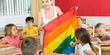 Informare i genitori è «controllo sociale». Indottrinare i bimbi invece è «pluralismo»