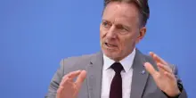 Tedeschi perseguitati se dissentono. Ma la «democratica» Ue fischietta