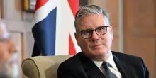 Starmer pago: primi migranti in cella