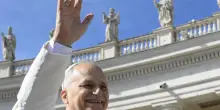 Papa Leone si sfila dal Giubileo arcobaleno