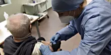 Il boomerang dei diktat pandemici: gli anziani si vaccinano meno