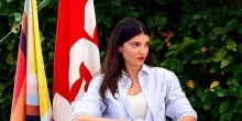 L’infermiera star può persino dare lezioni sui vaccini
