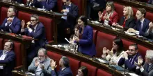 Pur di andare contro il governo la sinistra si astiene sul piano di pace