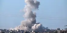 L’esercito israeliano avanza a Gaza. Familiari dei rapiti sotto casa di Bibi
