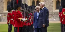 «Una cerimonia senza precedenti». Re Carlo celebra il presidente Trump